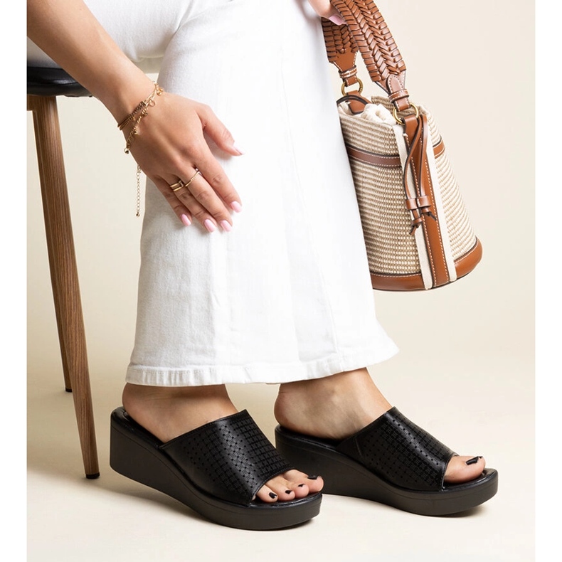 Crne ažurne papuče na klin od Garvin eko kože crno 2