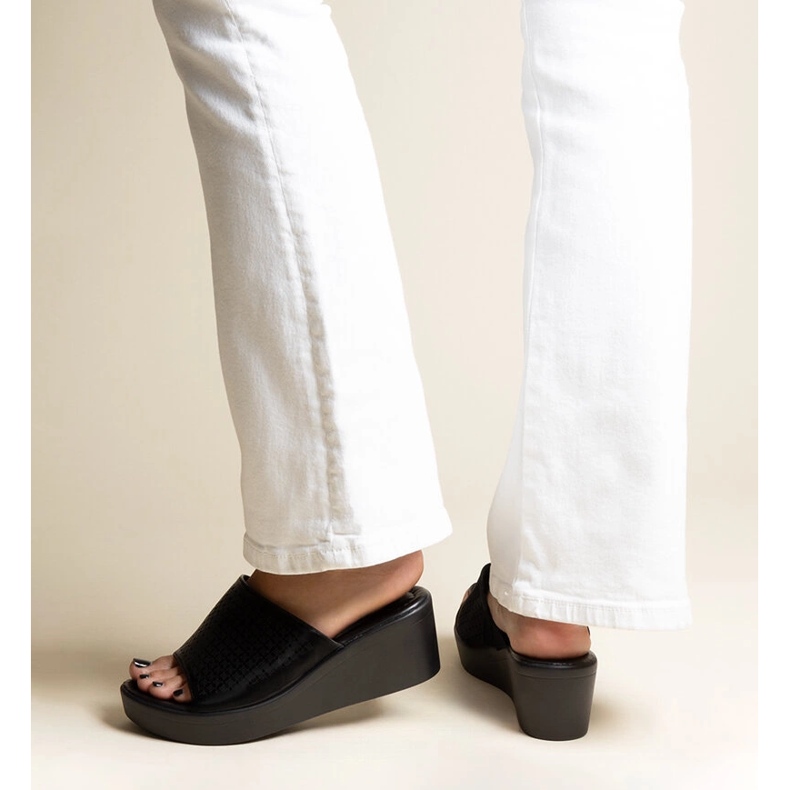 Crne ažurne papuče na klin od Garvin eko kože crno 1