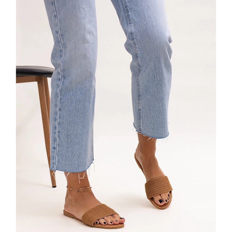 Smeđe izvezene Marika papuče smeđa 2