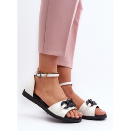 Ženske ravne sandale s lancem Vinceza 17320 Bijele bijela 2