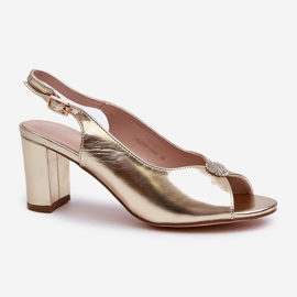Elegantne sandale na visoku petu sa zlatnim Trasea ukrasom 1