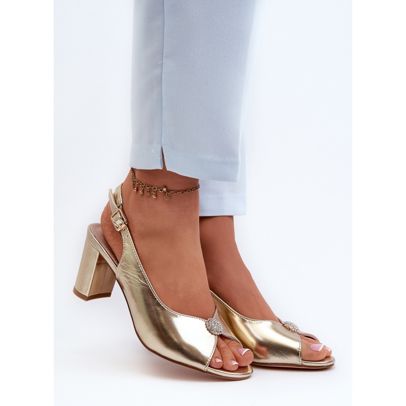 Elegantne sandale na visoku petu sa zlatnim Trasea ukrasom zlatna 2