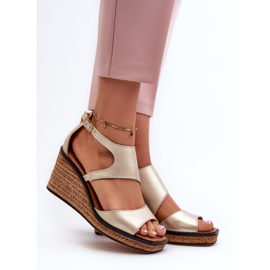 Ženske kožne sandale na klin Maciejka 06657-25 zlatne zlatni 2