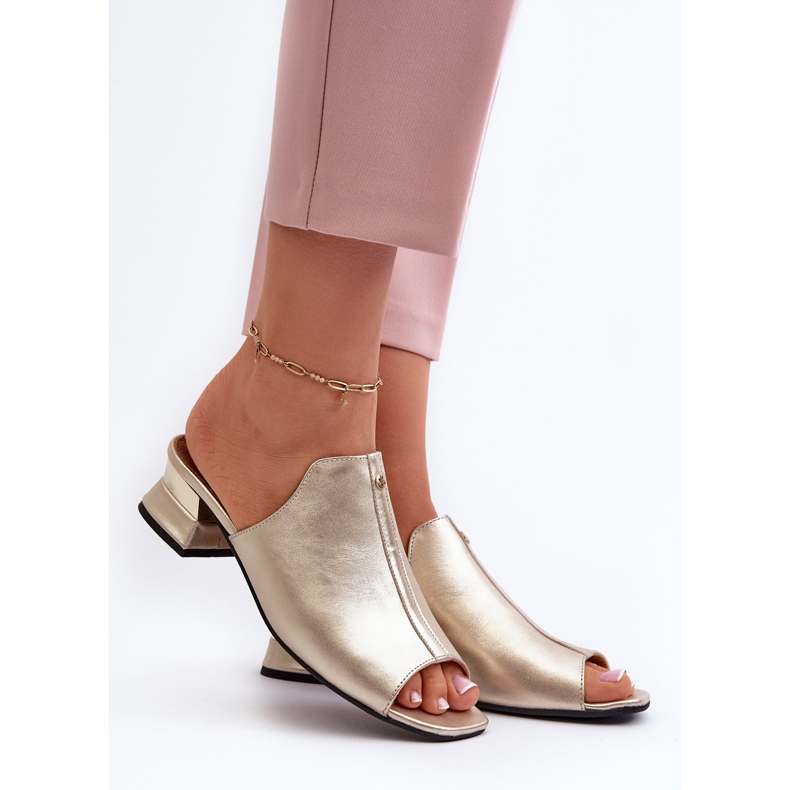 Elegantne ženske japanke od prirodne kože na niske pete Maciejka 06360-25 zlatne zlatna 2