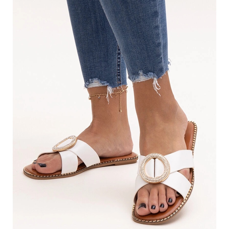 Kape ukrašene Salimba cirkon kopčom bijela 1