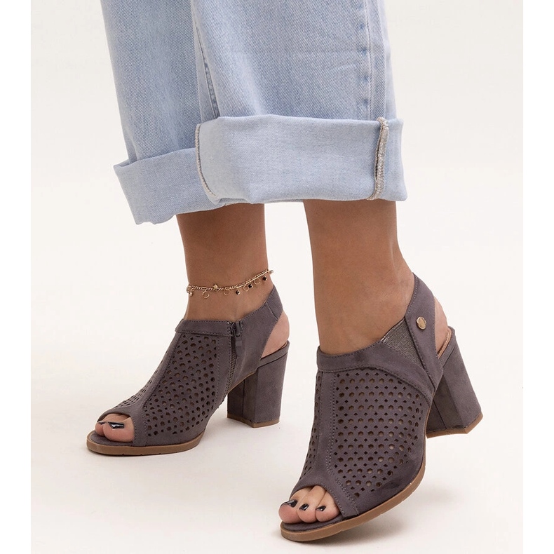 Evento Ažurirane sandale na visoku petu s kožnim Heilma uloškom siva 1