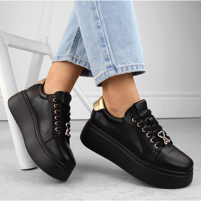 Ženske kožne cipele na crnu platformu Vinceza 66700 crno 1