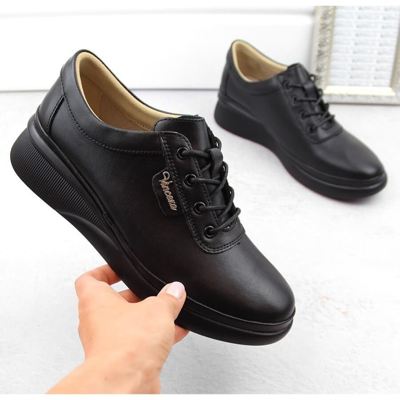 Ženske crne kožne cipele na vezanje Vinceza 7922 crna 1