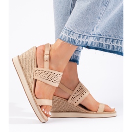 Bež ženske sandale na klin 1