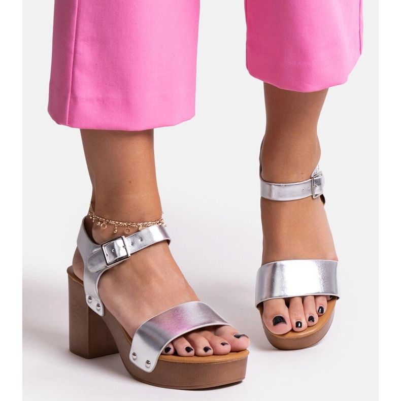 Srebrne masivne sandale Adilar na visoku petu srebro 1