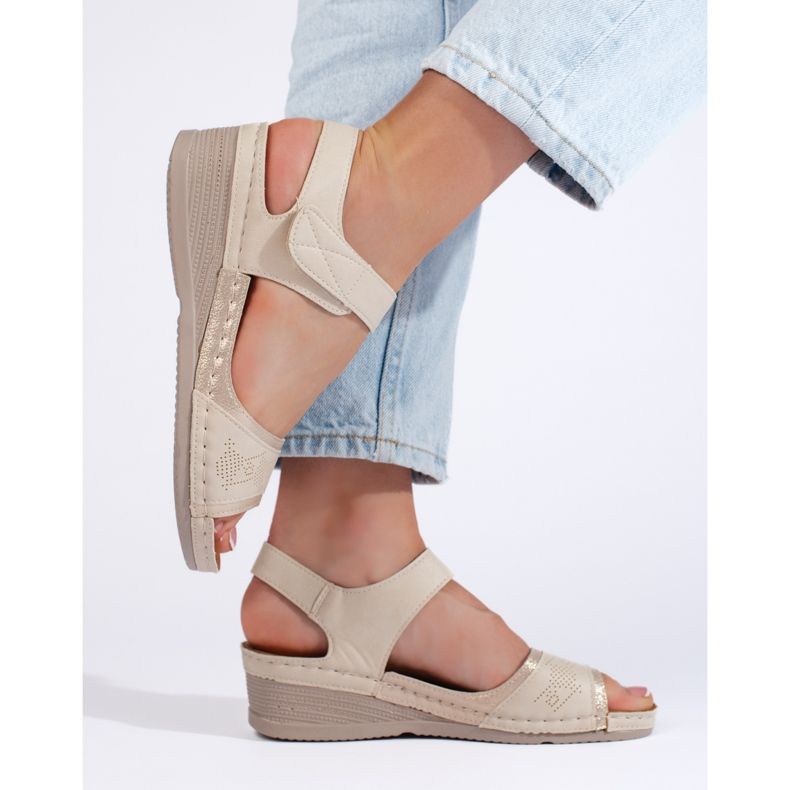 Bež ženske sandale na čičak 1