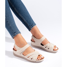 Ženske bež sandale na čičak 1