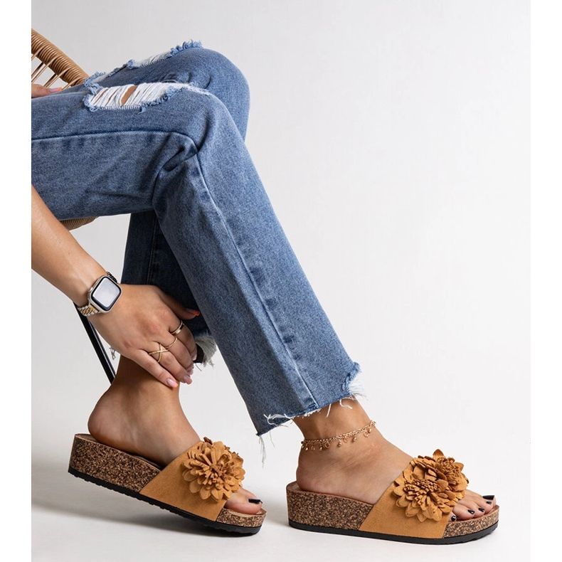 Karamel japanke s cvjetićima na platformi Apolonia smeđa 1