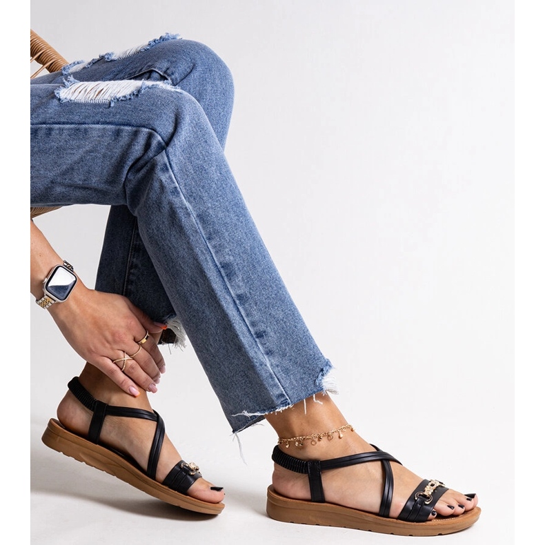 Crne sandale sa zlatnom kopčom marke Pamphila crna 1