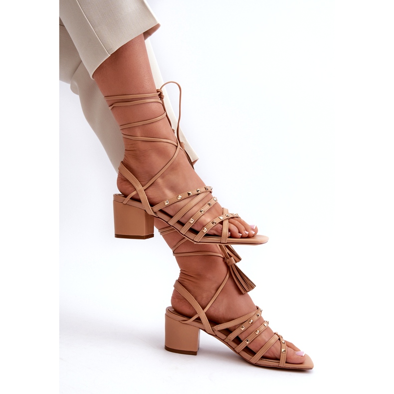 Sandale s niskim slovima ukrašene kamilicama bež 4