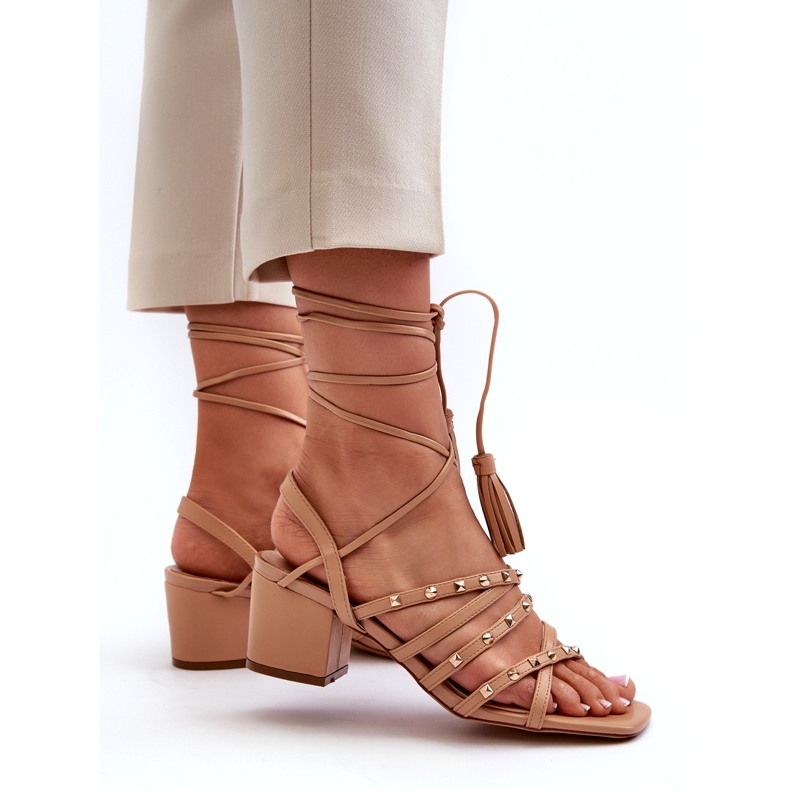 Sandale s niskim slovima ukrašene kamilicama bež 3