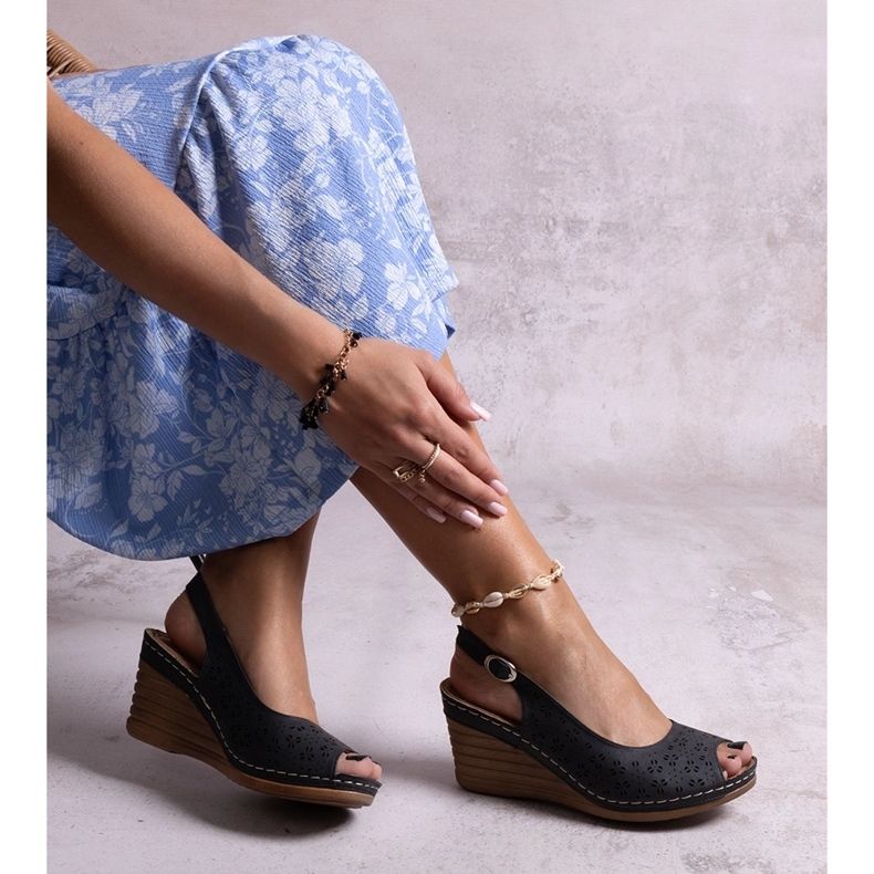 Crne sandale na klin Sakna crna 1