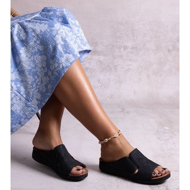 Crne perforirane Marouna slajdove crno 1