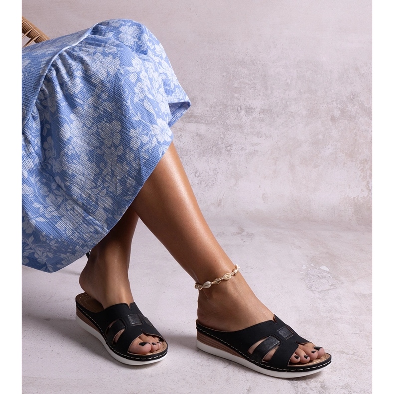 Crne lagane papuče s niskim klinom marke Mifsuda crno 1