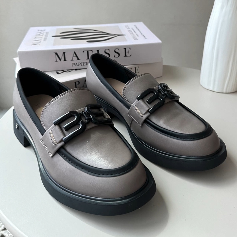 Vinceza Elegantne ženske kožne mokasine, tamno bež Triana siva 1