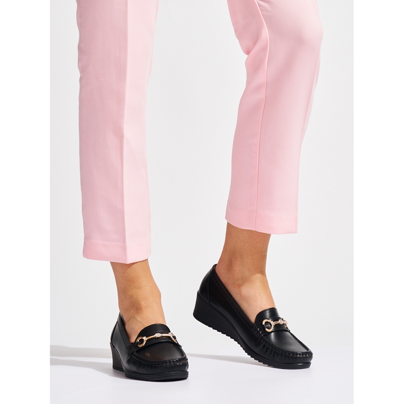 Crne ženske mokasine na wedge sa zlatnim ukrasima crna 1