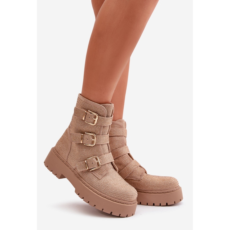 Izolirane ženske gležnjače s bež ukrasom za kolače 1