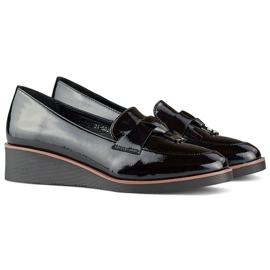 Crne lakirane salonke s niskim klinom crno 1