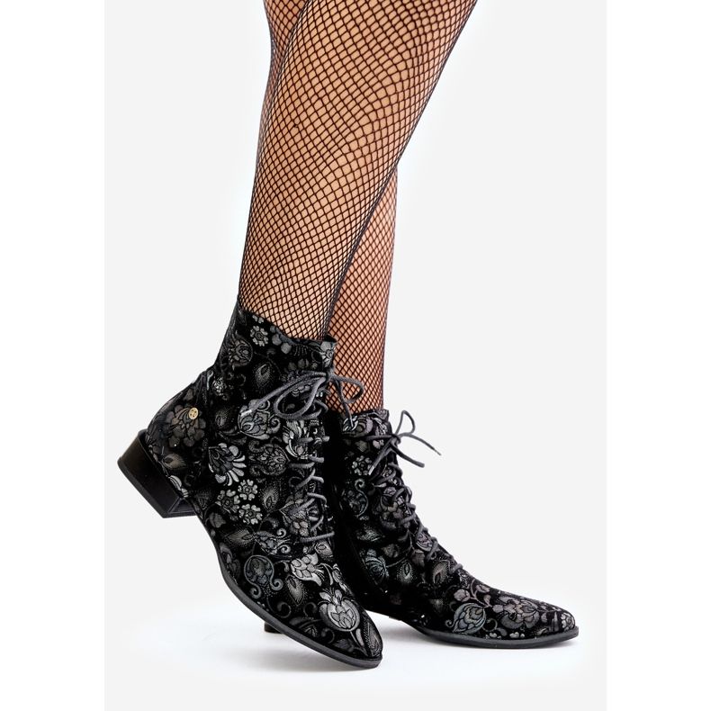 Ravne čizme s uzorkom od brušene kože Maciejka 06391-01 crne crno 1