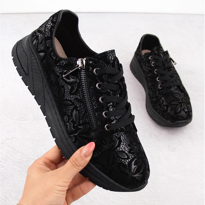 Ženske crne kožne cipele s cvjetićima T.Sokolski J24-333 crno 1