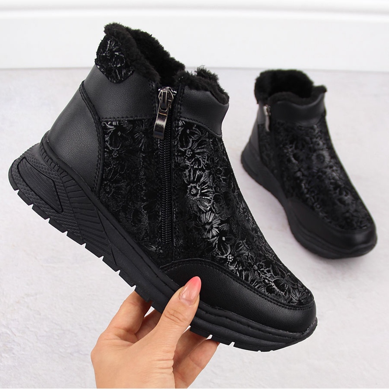 Ženske crne kožne gležnjače s cvjetićima T.Sokolski Z24-329 crna 1