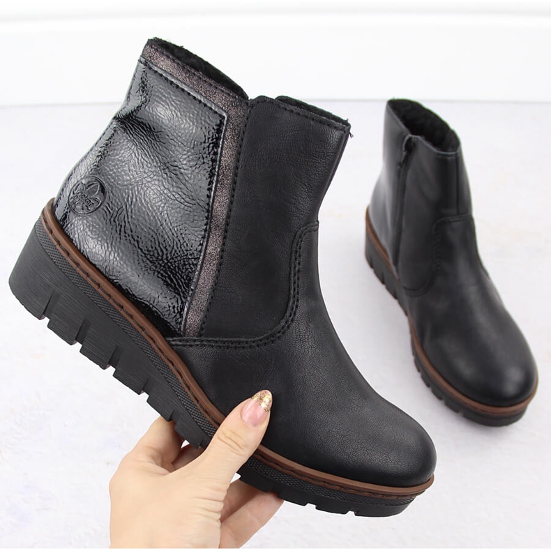 Udobne lakirane crne ženske gležnjače Rieker X9150-00 crno 1