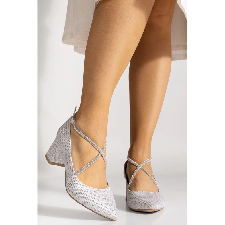 Srebrna niska pumpa s ukrasnim poprečnim naramenicama BUTDAM srebro 1