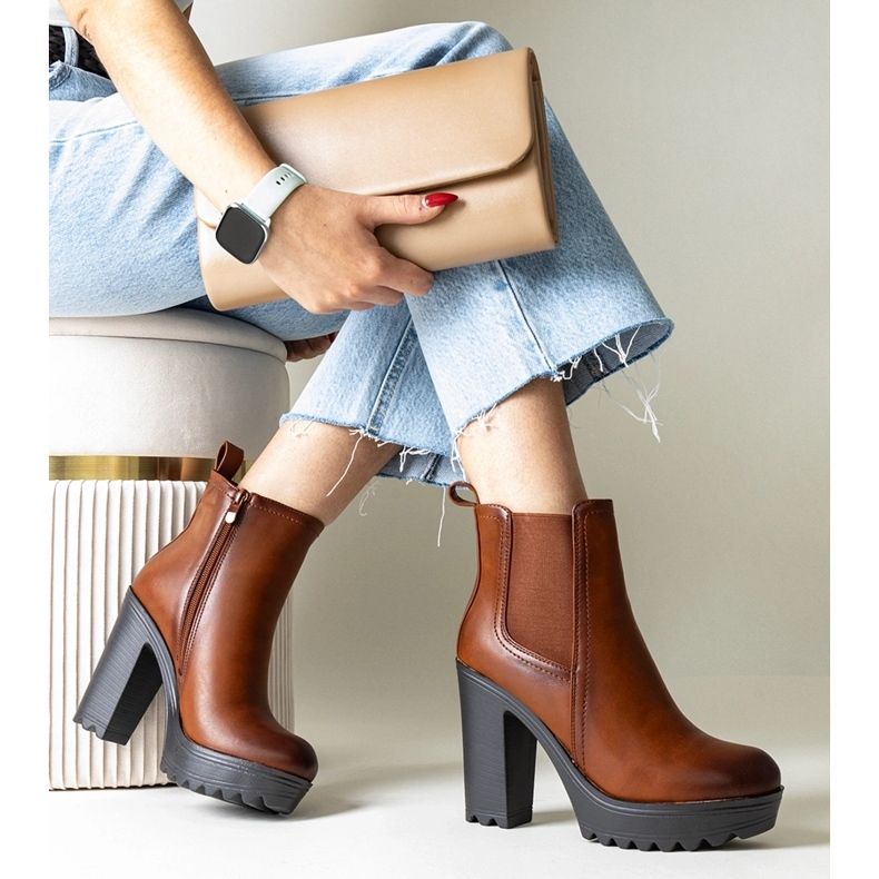 Smeđe gležnjače s visokom petom iz Maladija smeđa 1