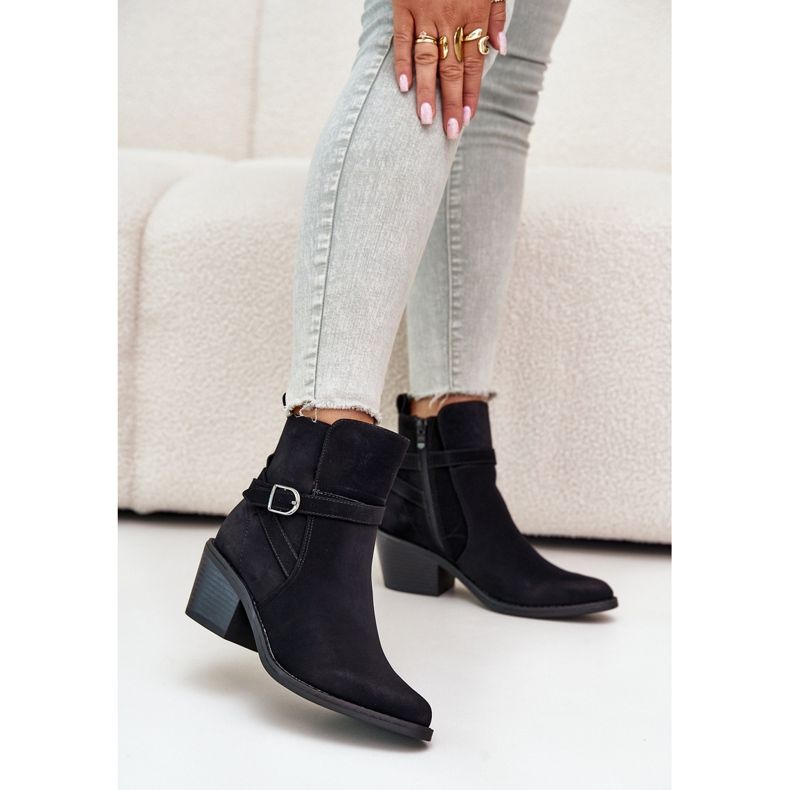 Glamer crne kaubojske čizme na visoku petu sa špicastim vrhovima, izolirane, s patentnim zatvaračem crna 2