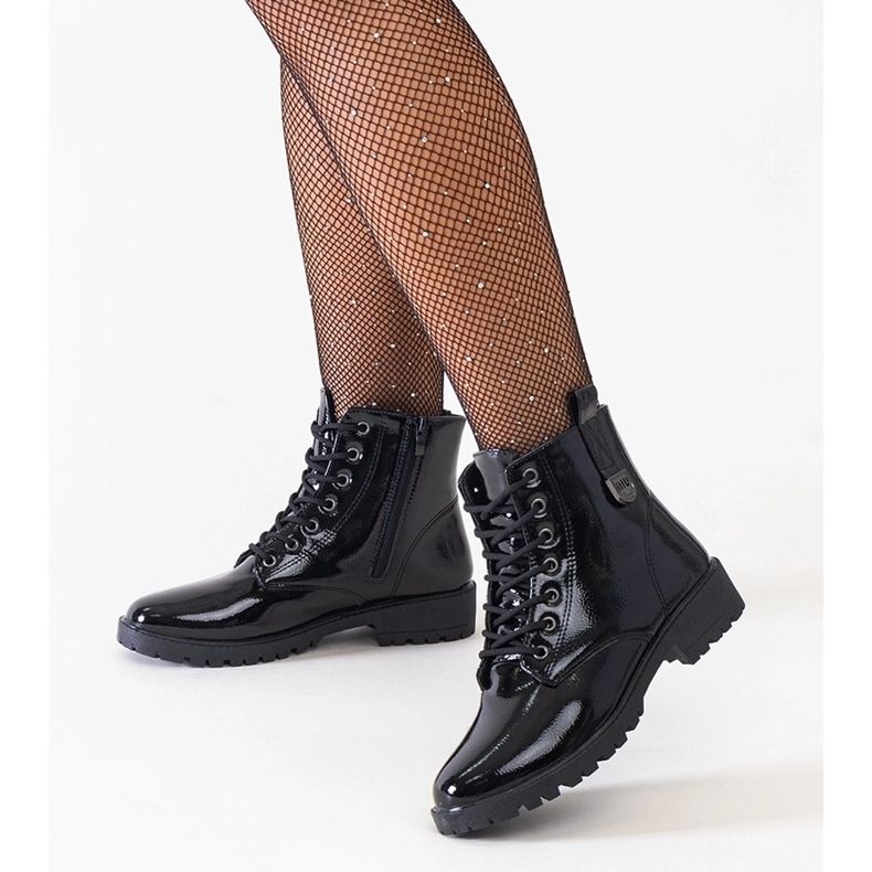 Crne lakirane radne gležnjače na platformi Madana crna 1