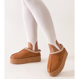 Smeđe papuče ukrašene vezom na visokoj platformi Luanela smeđa 1