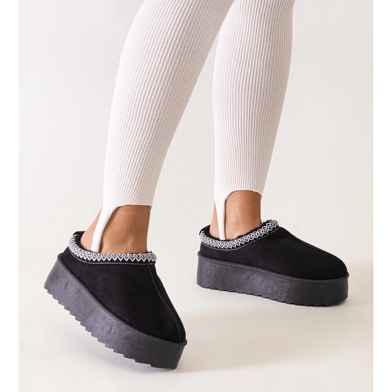 Crne papuče ukrašene vezom na visokoj Luanela platformi crna 1