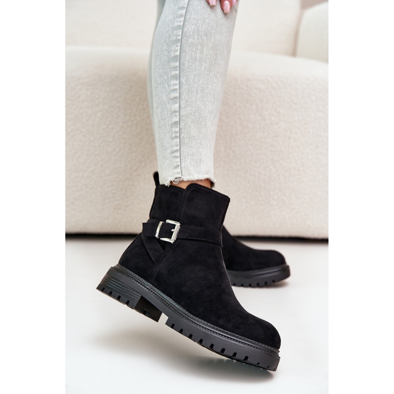 Izolirane ženske gležnjače s crnom kopčom 1