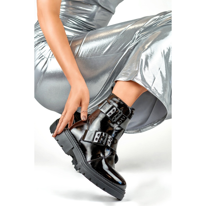 Ženske lakirane gležnjače s kopčama, crne 250007B-LA crno 1