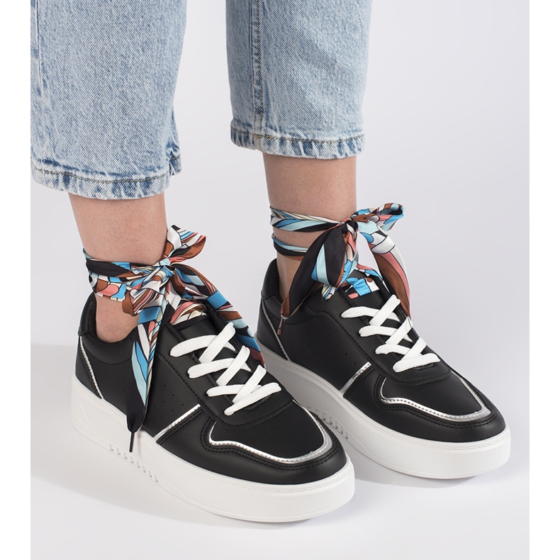 Crne ženske tenisice koje se vežu trakom crno 1