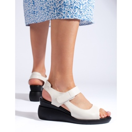 Udobne bijele sandale na klin od Sergio Leonea bijela 1