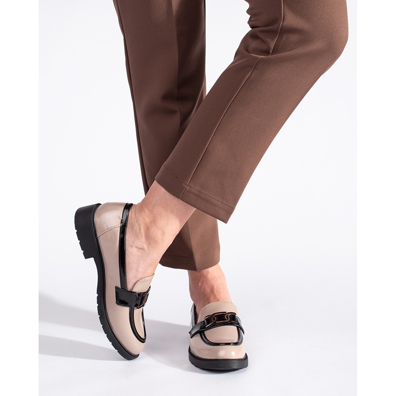 Ženske lakirane mokasine bež boje s kopčom 1