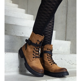 Smeđe izolirane planinarske čizme s ogrebotinama i remenom za koljena smeđa 1