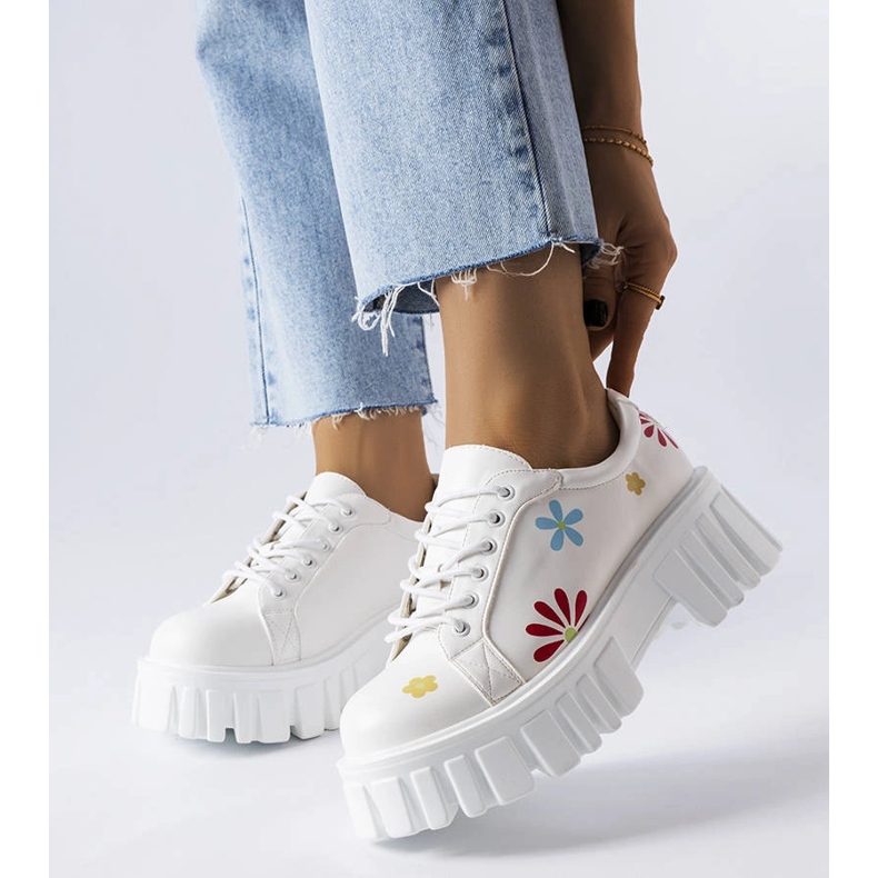 Bijeli brogovi ukrašeni cvjetovima Gemini bijela 1