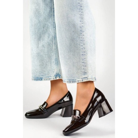 Ženske kožne cipele na visoku petu s ukrasom, crne 24-58242B crno 2