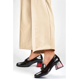Ženske lakirane cipele s ukrasom na peti, crne GD-FL479-B crno 2