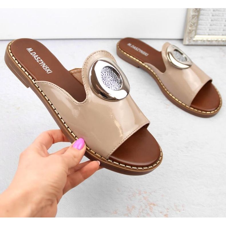 M.Daszyński W SAN34 bež lakirane papuče 2