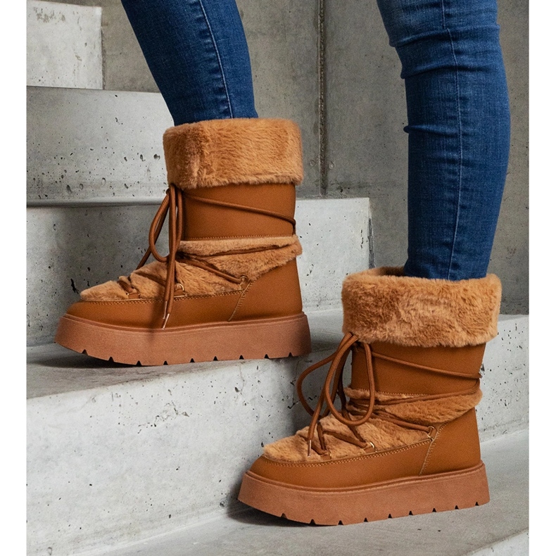 Smeđe, izolirane, ženske čizme za snijeg ukrašene krznom smeđa 1