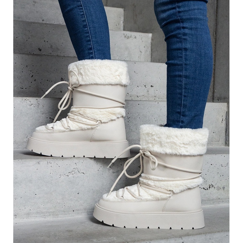 Svjetlo bež izolirane ženske čizme za snijeg ukrašene krznom 1