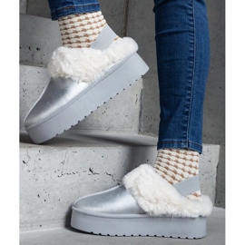 Platform papuče srebrne boje ukrašene krznom s elastičnom trakom na peti srebro 1